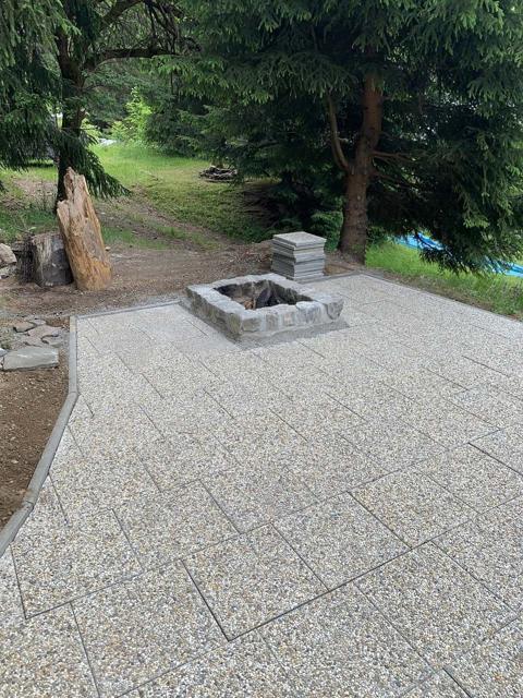 Terasa s ohništěm u chaty