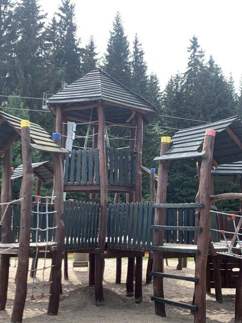 Dětský park u lanovky – hrad na lezení